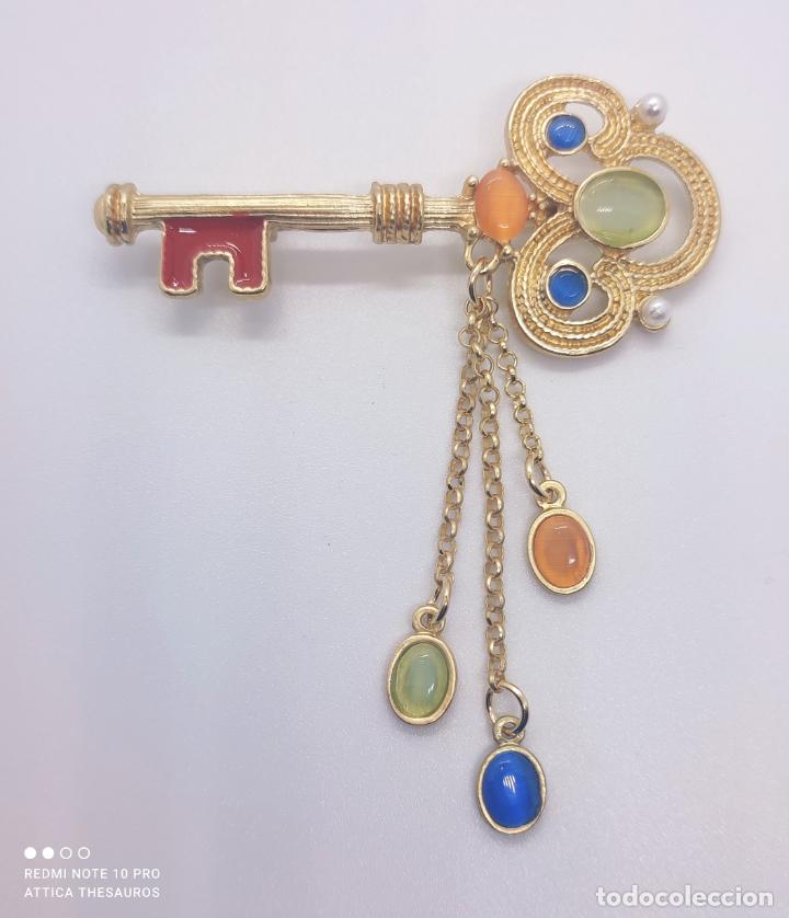 Joyeria: Elegante broche con forma de llave antigua chapado en oro mate, perlas y ojos de gato creados . - Foto 4 - 292316048