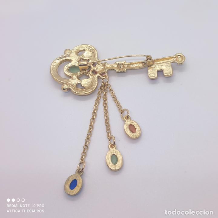 Joyeria: Elegante broche con forma de llave antigua chapado en oro mate, perlas y ojos de gato creados . - Foto 5 - 292316048