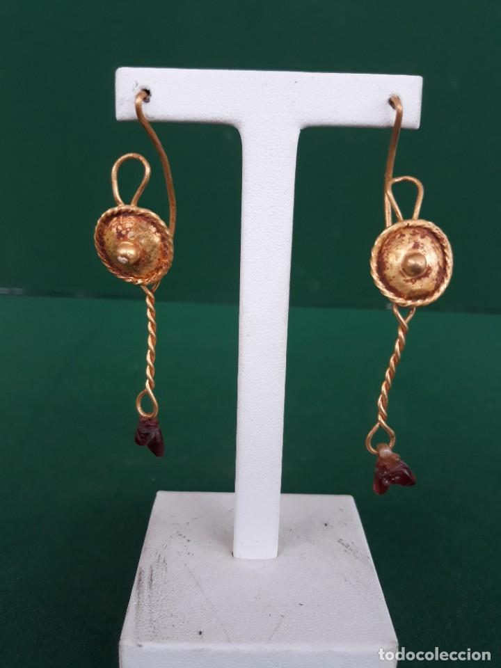 Joyeria: Roma.Pareja de pendientes largos de oro y ambar