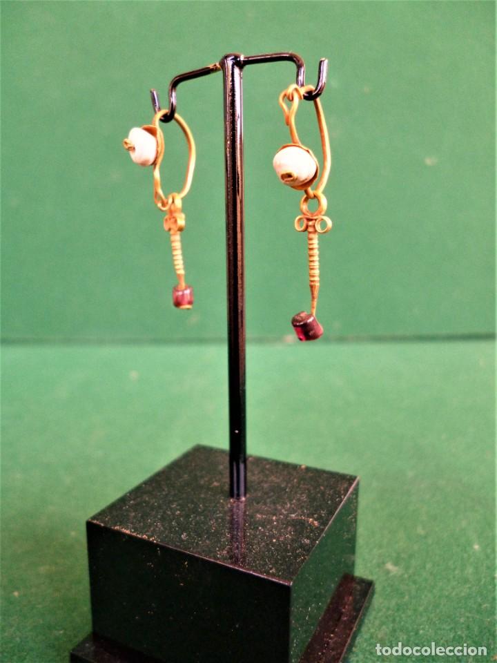 Gioielleria: Roma. Pendientes de oro, perlas naturales y granates. S.I-II d.C.