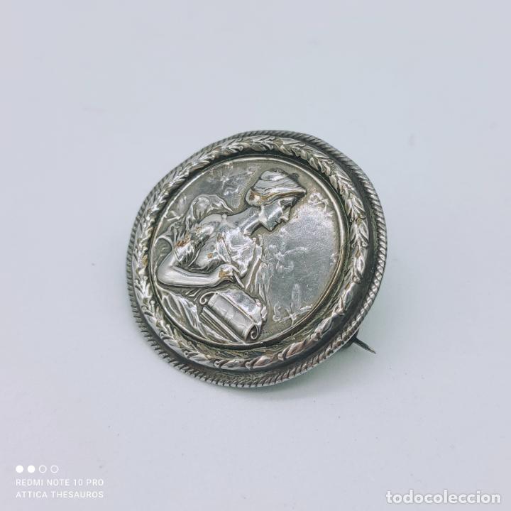 Joyeria: Magnífico broche antiguo francés con doncella modernista en relieve acabado en plata de ley . - Foto 4 - 297969218