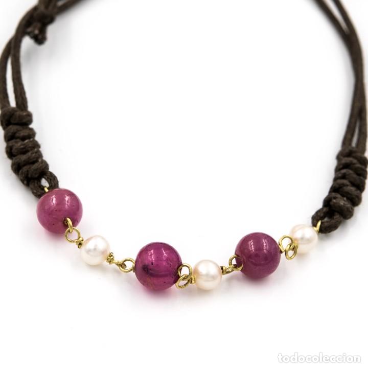 Joyeria: PULSERA AJUSTABLE DE CUERDA MARR&Oacute;N CON CADENA DE ORO, PERLAS Y RUB&Iacute;ES - Foto 1