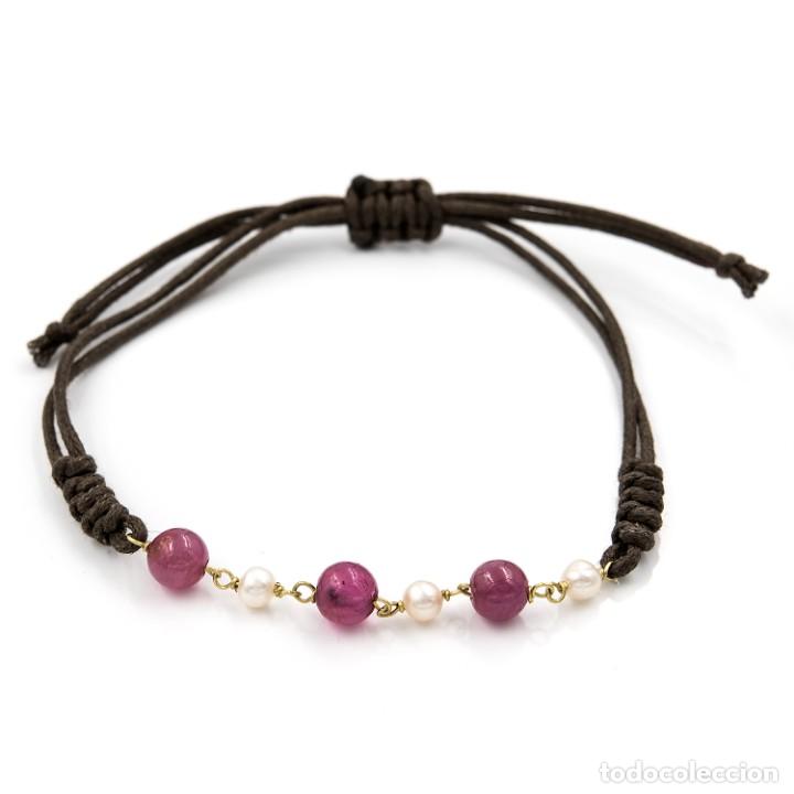 Joyeria: PULSERA AJUSTABLE DE CUERDA MARR&Oacute;N CON CADENA DE ORO, PERLAS Y RUB&Iacute;ES - Foto 2