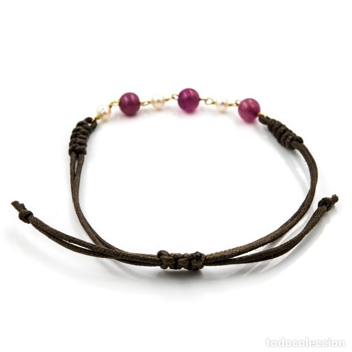 Joyeria: PULSERA AJUSTABLE DE CUERDA MARR&Oacute;N CON CADENA DE ORO, PERLAS Y RUB&Iacute;ES - Foto 3