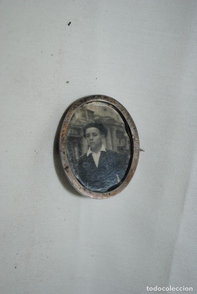 Joyeria: ANTIGUO BROCHE PORTA-RETRATOS DE PLATA . - Foto 1