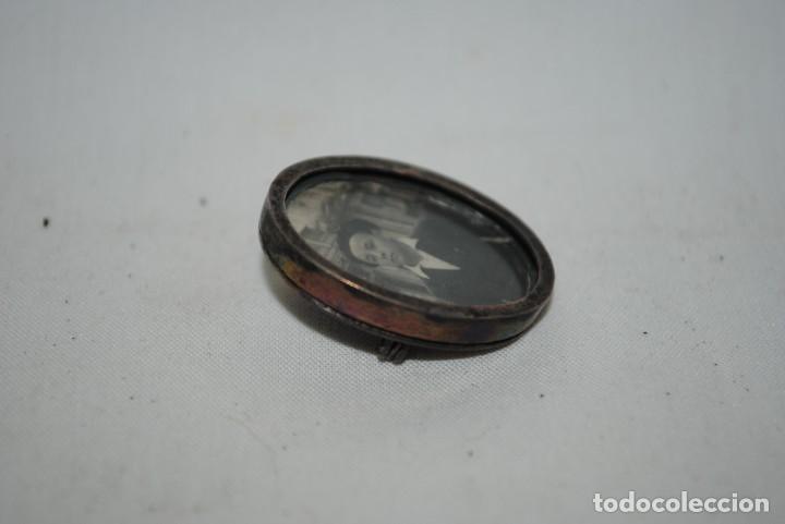 Joyeria: ANTIGUO BROCHE PORTA-RETRATOS DE PLATA . - Foto 2