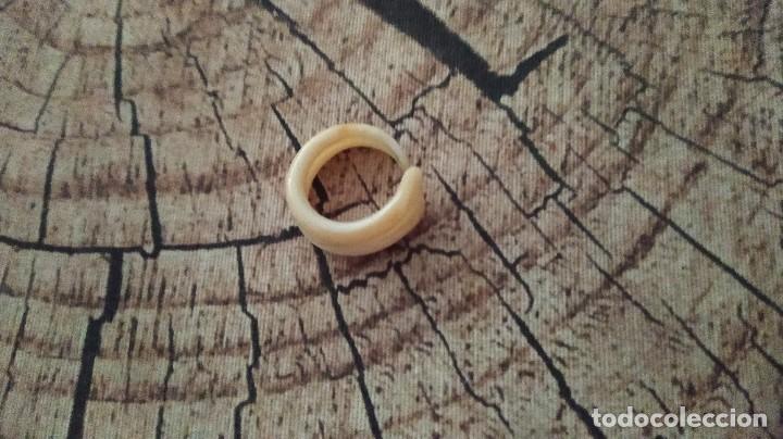 Joyeria: Anillo tipo hueso. PVC - Foto 2