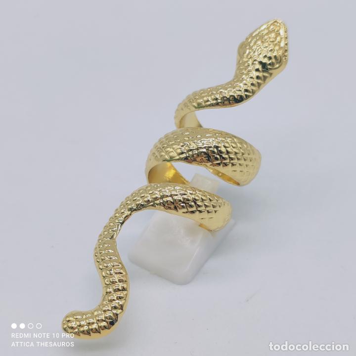 Joyeria: Gran anillo de estilo g&oacute;tico con forma de serpiente chapada en oro de 18k . - Foto 2