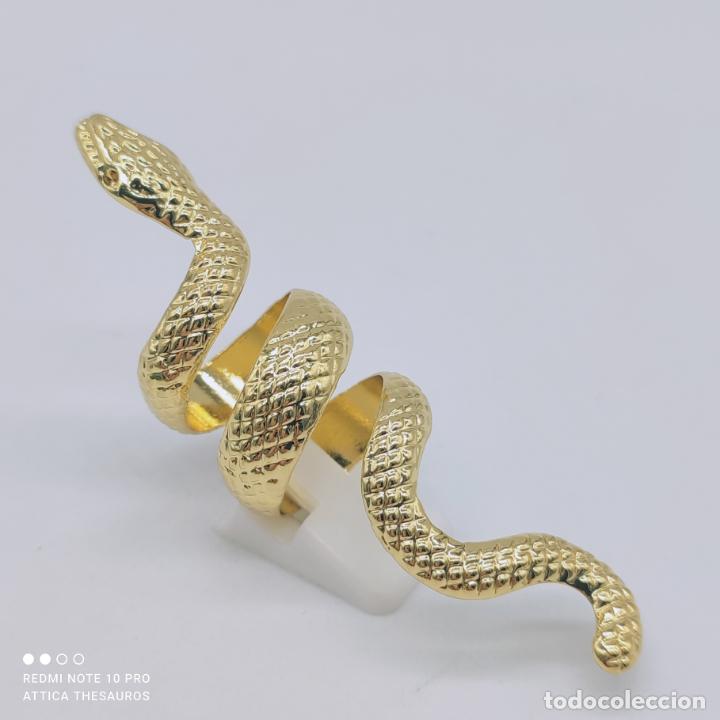Joyeria: Gran anillo de estilo g&oacute;tico con forma de serpiente chapada en oro de 18k . - Foto 4