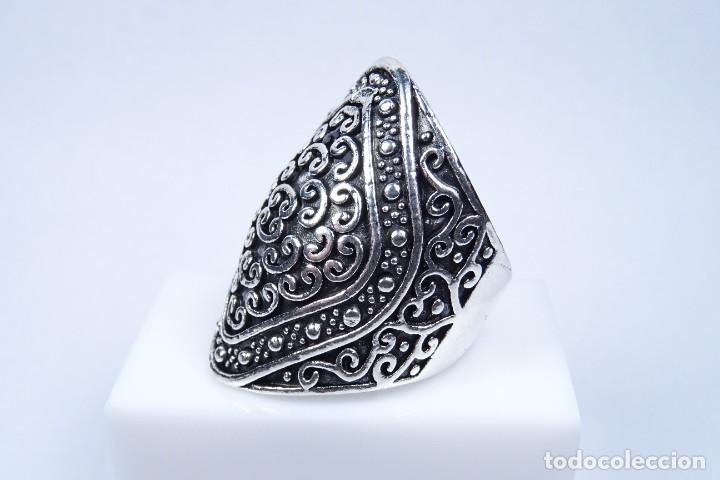 Joyeria: Anillo en plata tipo lanzadera con relieves y grabados - Foto 2