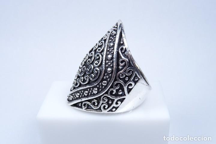 Joyeria: Anillo en plata tipo lanzadera con relieves y grabados - Foto 3