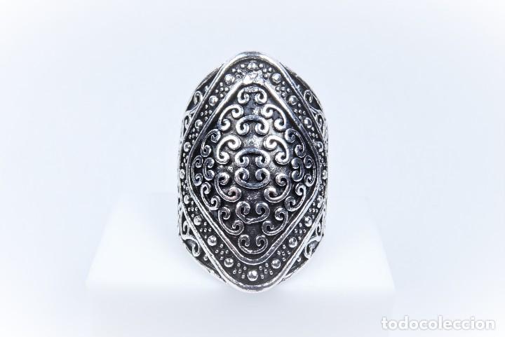Joyeria: Anillo en plata tipo lanzadera con relieves y grabados - Foto 1