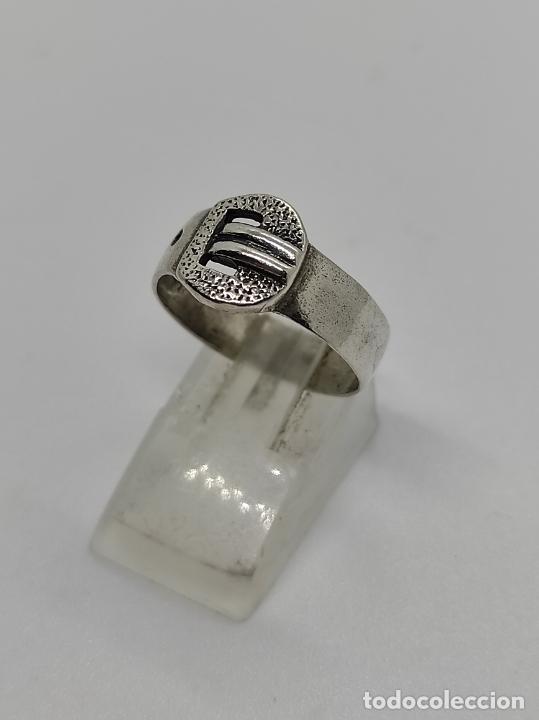 Joyeria: Original anillo antiguo de dise&ntilde;o en plata de ley contrastada con forma de cintur&oacute;n. - Foto 3