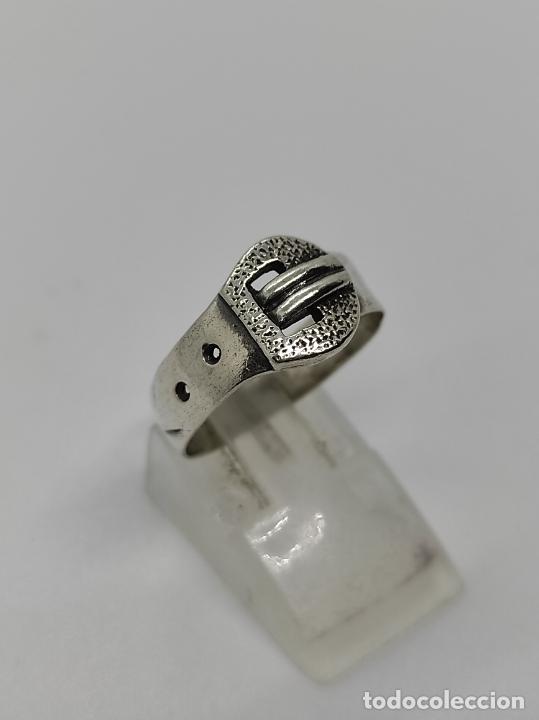 Joyeria: Original anillo antiguo de dise&ntilde;o en plata de ley contrastada con forma de cintur&oacute;n. - Foto 4