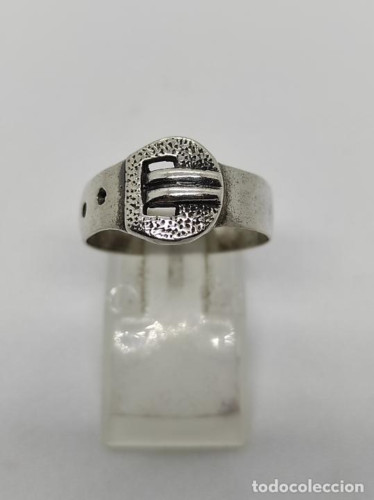 Joyeria: Original anillo antiguo de dise&ntilde;o en plata de ley contrastada con forma de cintur&oacute;n. - Foto 5