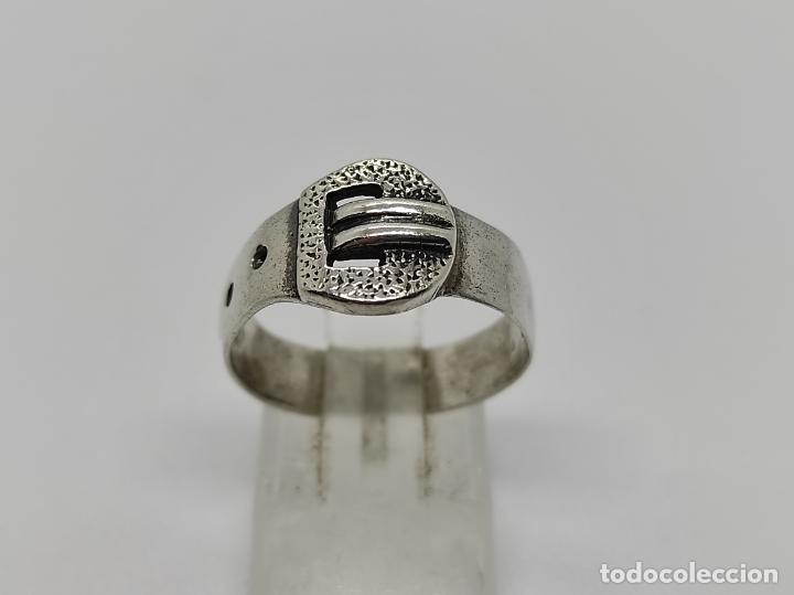 Joyeria: Original anillo antiguo de dise&ntilde;o en plata de ley contrastada con forma de cintur&oacute;n. - Foto 1
