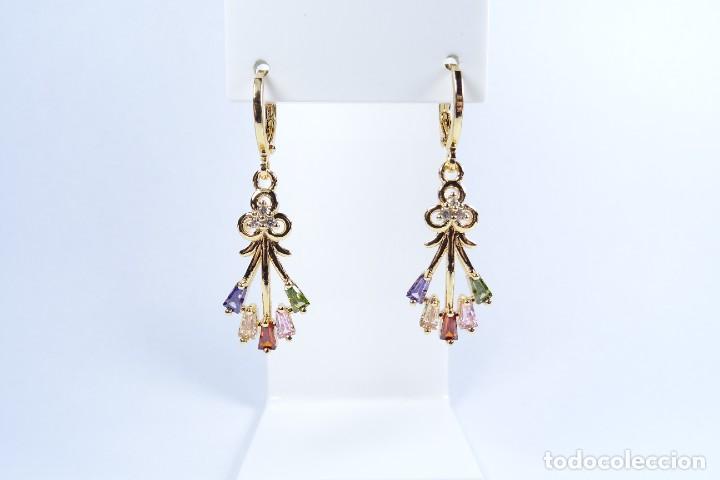Joyeria: PENDIENTES LARGOS EN ORO DE 14K CON PIERAS MULTICOLOR - Foto 1