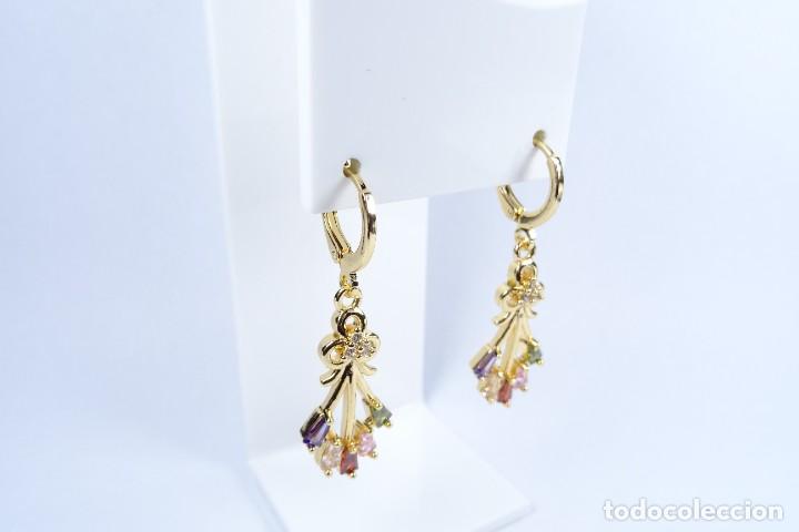 Joyeria: PENDIENTES LARGOS EN ORO DE 14K CON PIERAS MULTICOLOR - Foto 2