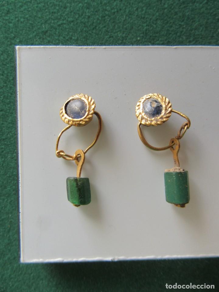 Joaillerie: Roma. Pareja de pendientes en oro, vidrio y piedra verde.