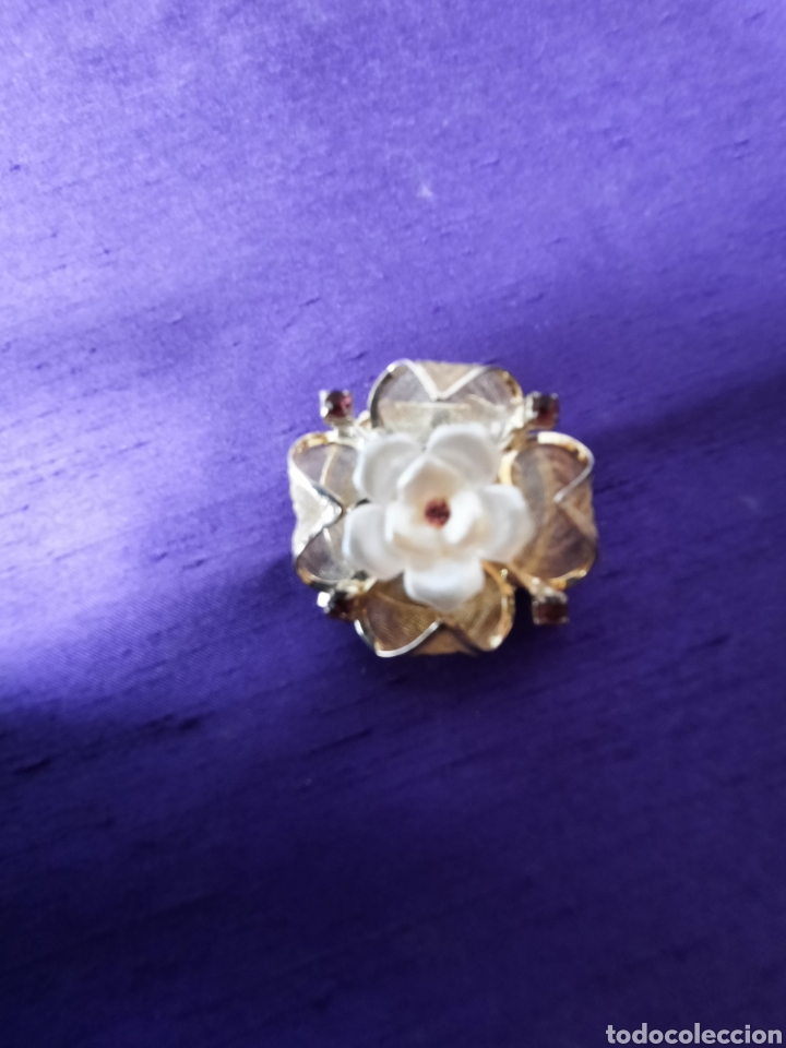 Schmuck: Broche flor blanca y metal dorado rejilla muy vintage