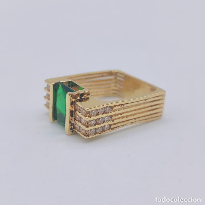 Joyeria: Anillo de caballero en dise&ntilde;o rectangular chapado en oro, circonitas y esmeralda creada . - Foto 2