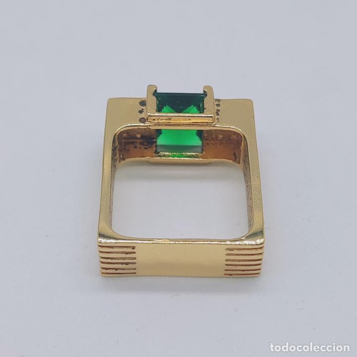 Joyeria: Anillo de caballero en dise&ntilde;o rectangular chapado en oro, circonitas y esmeralda creada . - Foto 3