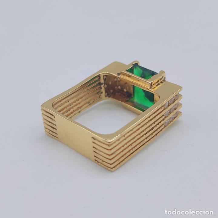 Joyeria: Anillo de caballero en dise&ntilde;o rectangular chapado en oro, circonitas y esmeralda creada . - Foto 4
