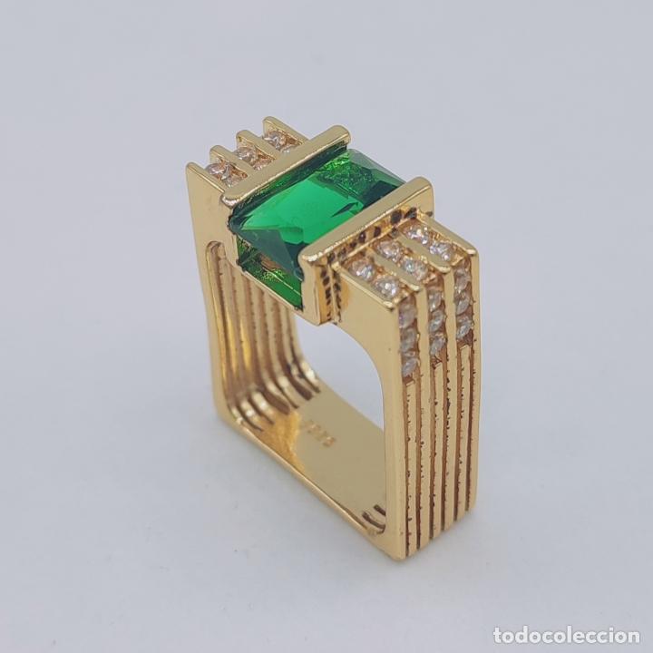 Joyeria: Anillo de caballero en dise&ntilde;o rectangular chapado en oro, circonitas y esmeralda creada . - Foto 5