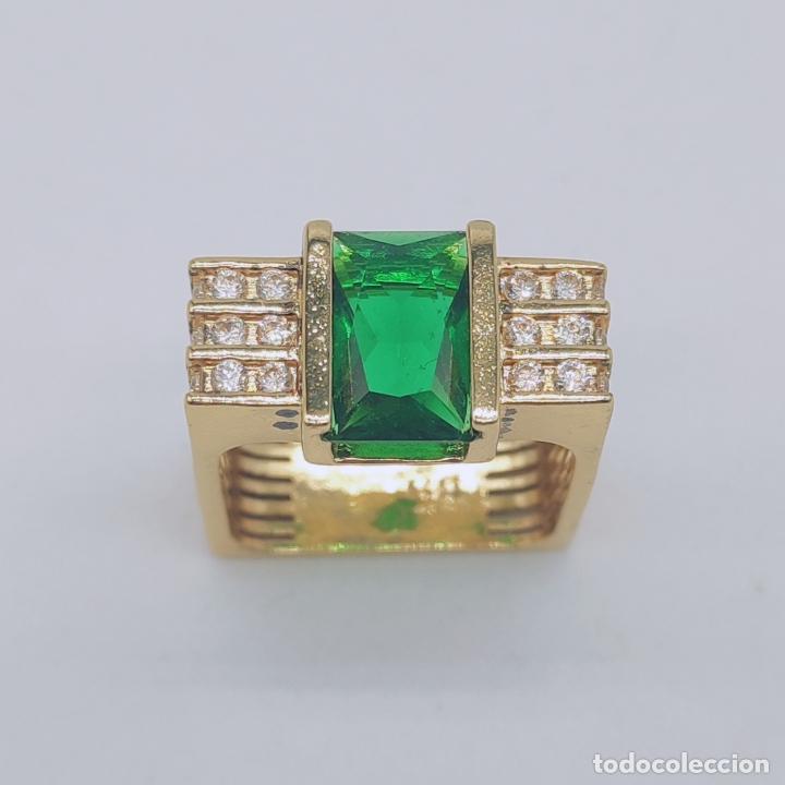 Joyeria: Anillo de caballero en dise&ntilde;o rectangular chapado en oro, circonitas y esmeralda creada . - Foto 6