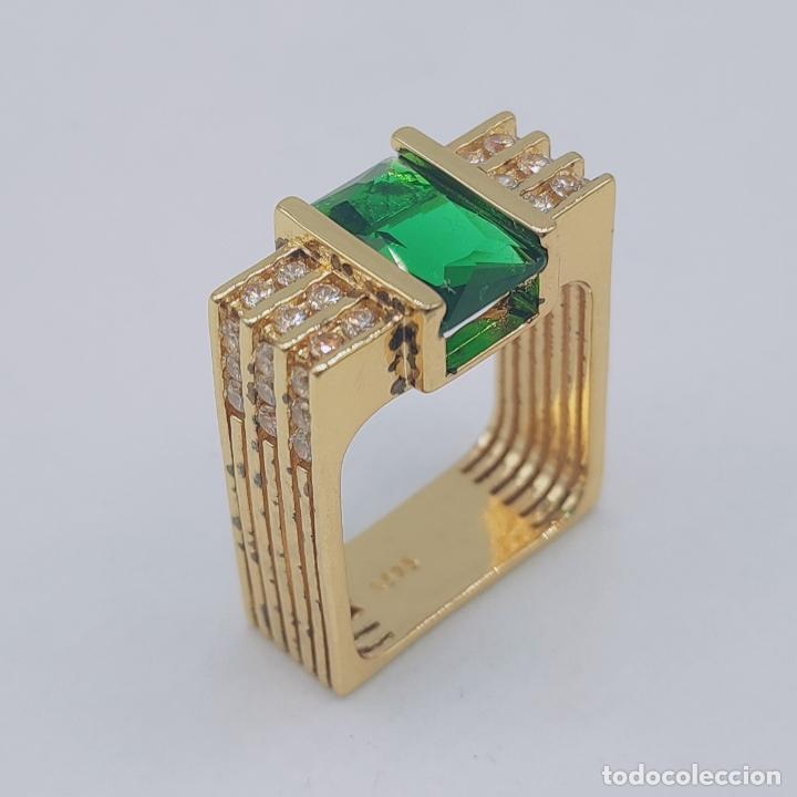 Joyeria: Anillo de caballero en dise&ntilde;o rectangular chapado en oro, circonitas y esmeralda creada . - Foto 7