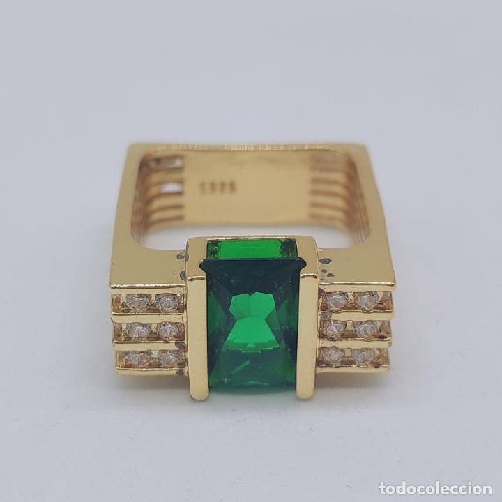 Joyeria: Anillo de caballero en dise&ntilde;o rectangular chapado en oro, circonitas y esmeralda creada . - Foto 1