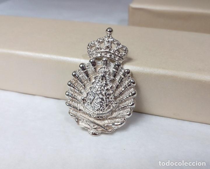 Joaillerie: Colgante de plata de la Virgen con relieves - Medida 3'50 cm.