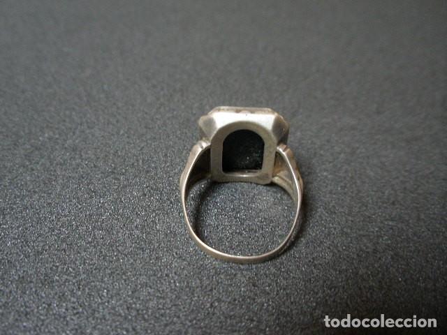 Joyeria: Anillo de caballero, plata y onix. 1920 - Foto 3