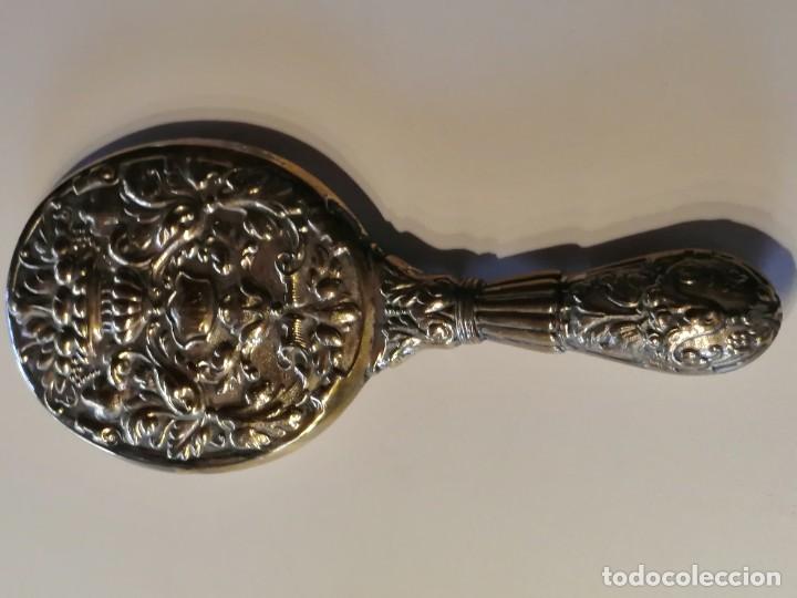 Joyeria: ANTIGUO ESPEJO DE TOCADOR DE PLATA DORADA REPUJADA - Foto 2