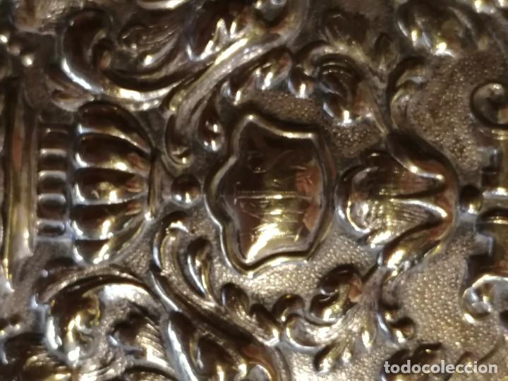 Joyeria: ANTIGUO ESPEJO DE TOCADOR DE PLATA DORADA REPUJADA - Foto 3