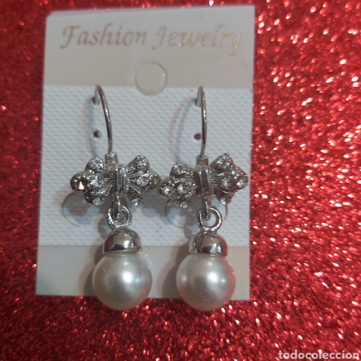Joyeria: Pendientes de perla y lazos.