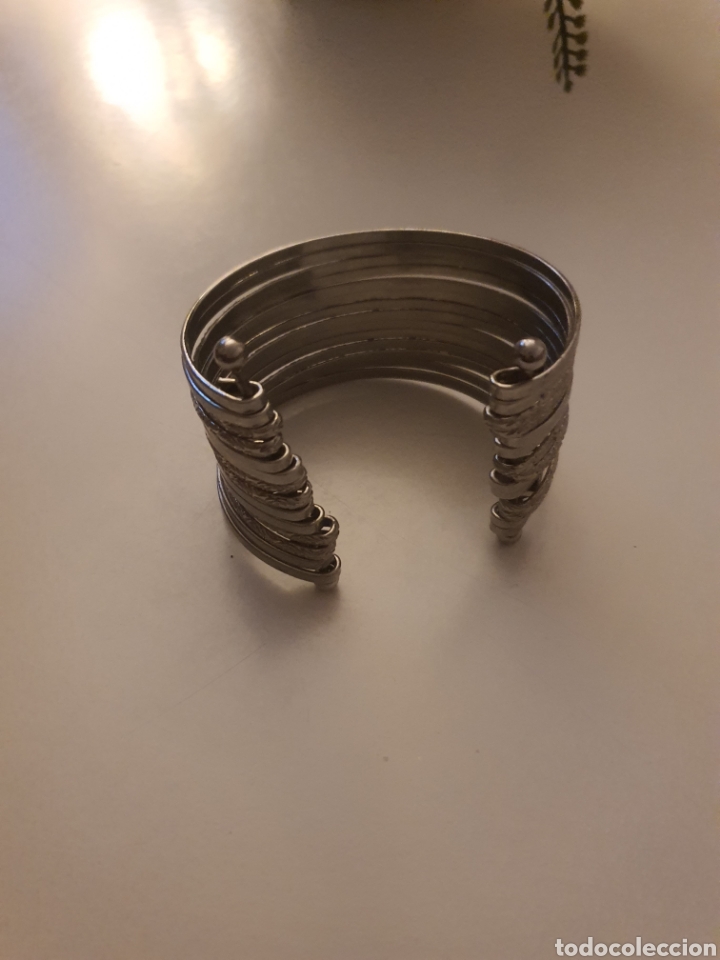 Joyeria: Antigua pulsera plateada tipo brazalete. - Foto 3