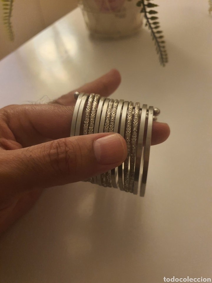 Joyeria: Antigua pulsera plateada tipo brazalete. - Foto 1