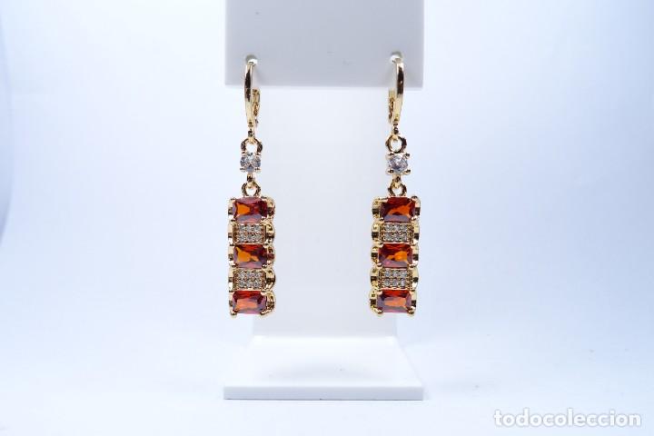 Joyeria: PENDIENTES LARGOS EN ORO DE 14K CON GRANATES - Foto 1