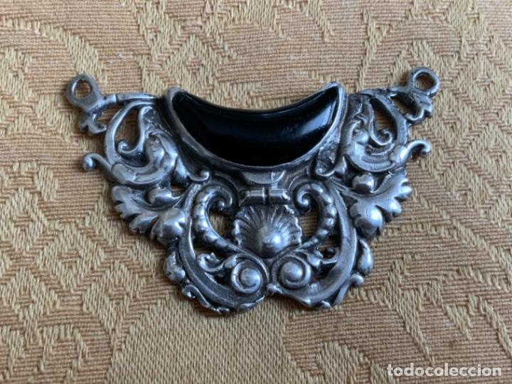 Joyeria: ANTIGUO COLGANTE DE PLATA REPUJADA Y AZABACHE - Foto 1