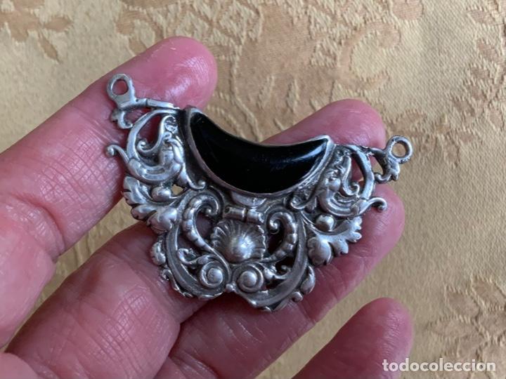 Joyeria: ANTIGUO COLGANTE DE PLATA REPUJADA Y AZABACHE - Foto 2