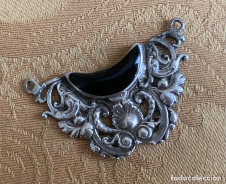 Joyeria: ANTIGUO COLGANTE DE PLATA REPUJADA Y AZABACHE - Foto 3