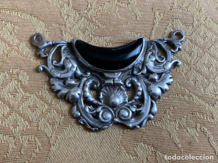 Joyeria: ANTIGUO COLGANTE DE PLATA REPUJADA Y AZABACHE - Foto 4