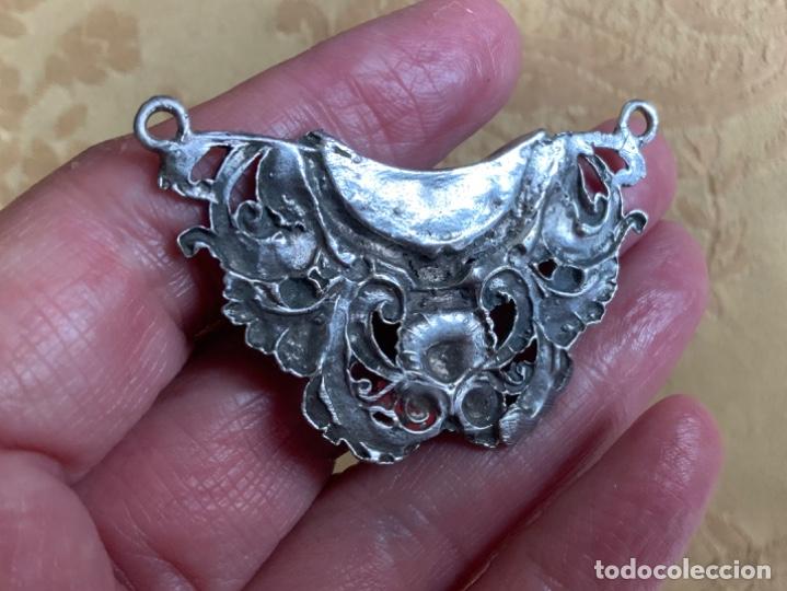 Joyeria: ANTIGUO COLGANTE DE PLATA REPUJADA Y AZABACHE - Foto 5
