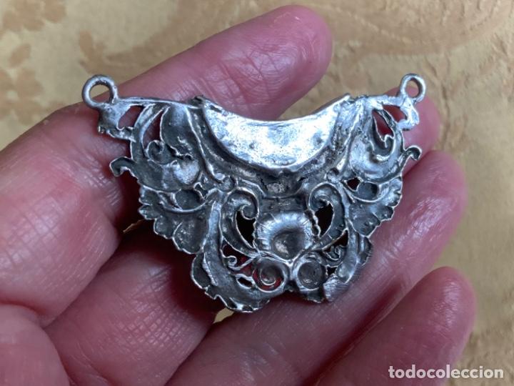 Joyeria: ANTIGUO COLGANTE DE PLATA REPUJADA Y AZABACHE - Foto 9