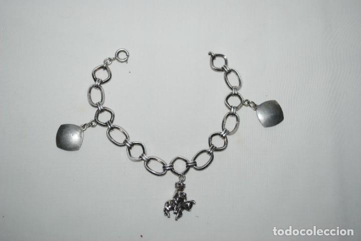 Joyeria: PULSERA ANTIGUA DE PLATA , CON COLGANTES . - Foto 3