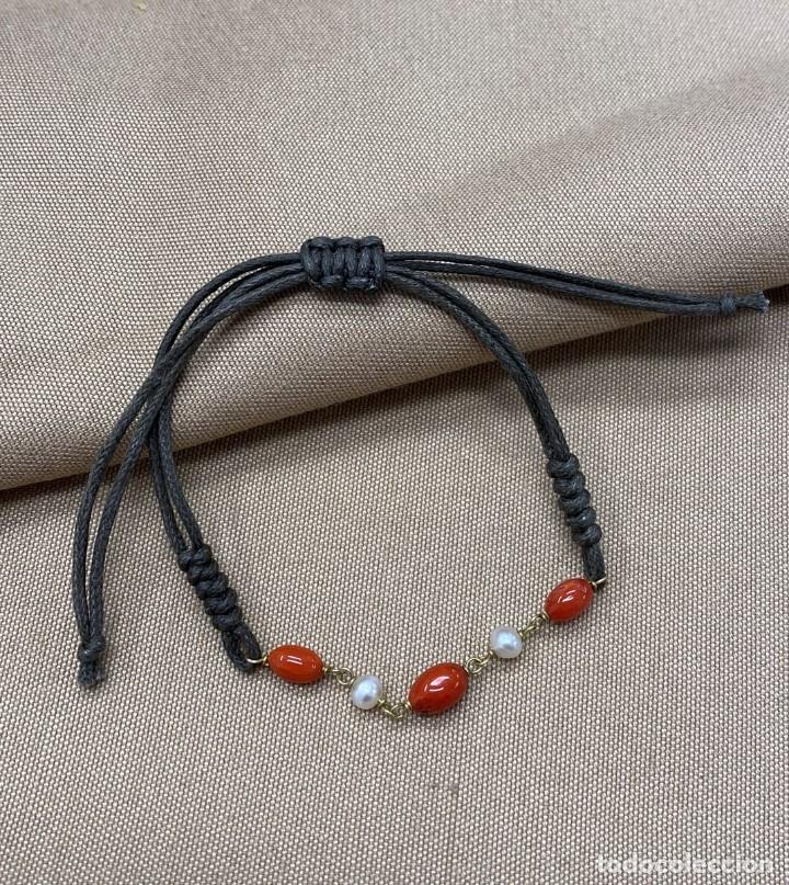 Joyeria: Pulsera con Corales Naturales, Perlas y Oro 18k Cierre Macram&eacute; Ajustable - Foto 1