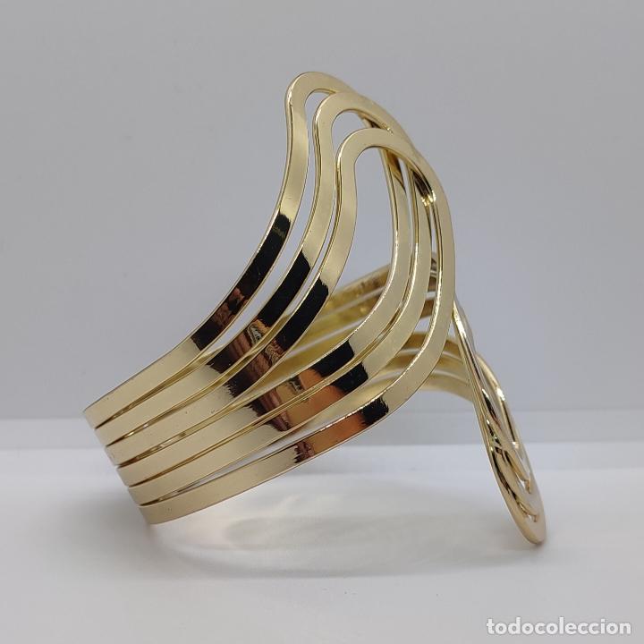 Joyeria: Sofisticado brazalete de dise&ntilde;o moderno chapado en oro de 18k. - Foto 2