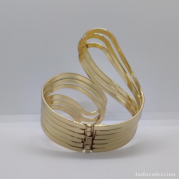 Joyeria: Sofisticado brazalete de dise&ntilde;o moderno chapado en oro de 18k. - Foto 3