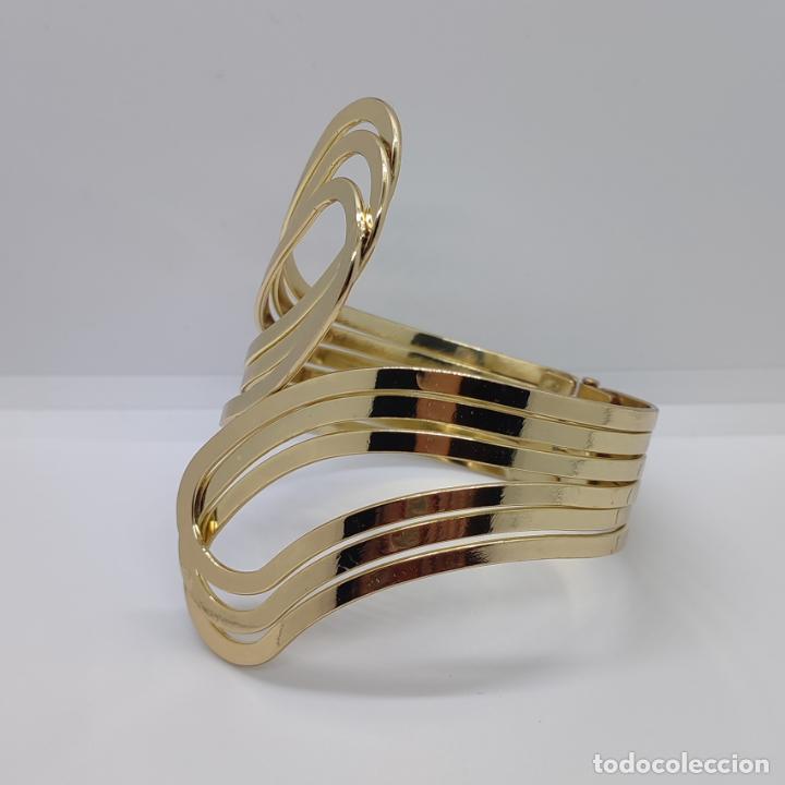 Joyeria: Sofisticado brazalete de dise&ntilde;o moderno chapado en oro de 18k. - Foto 4